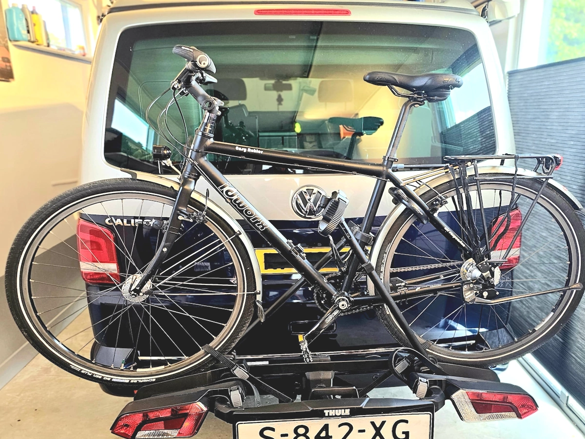 Eén fiets gemonteerd op Thule OutPace fietsendrager