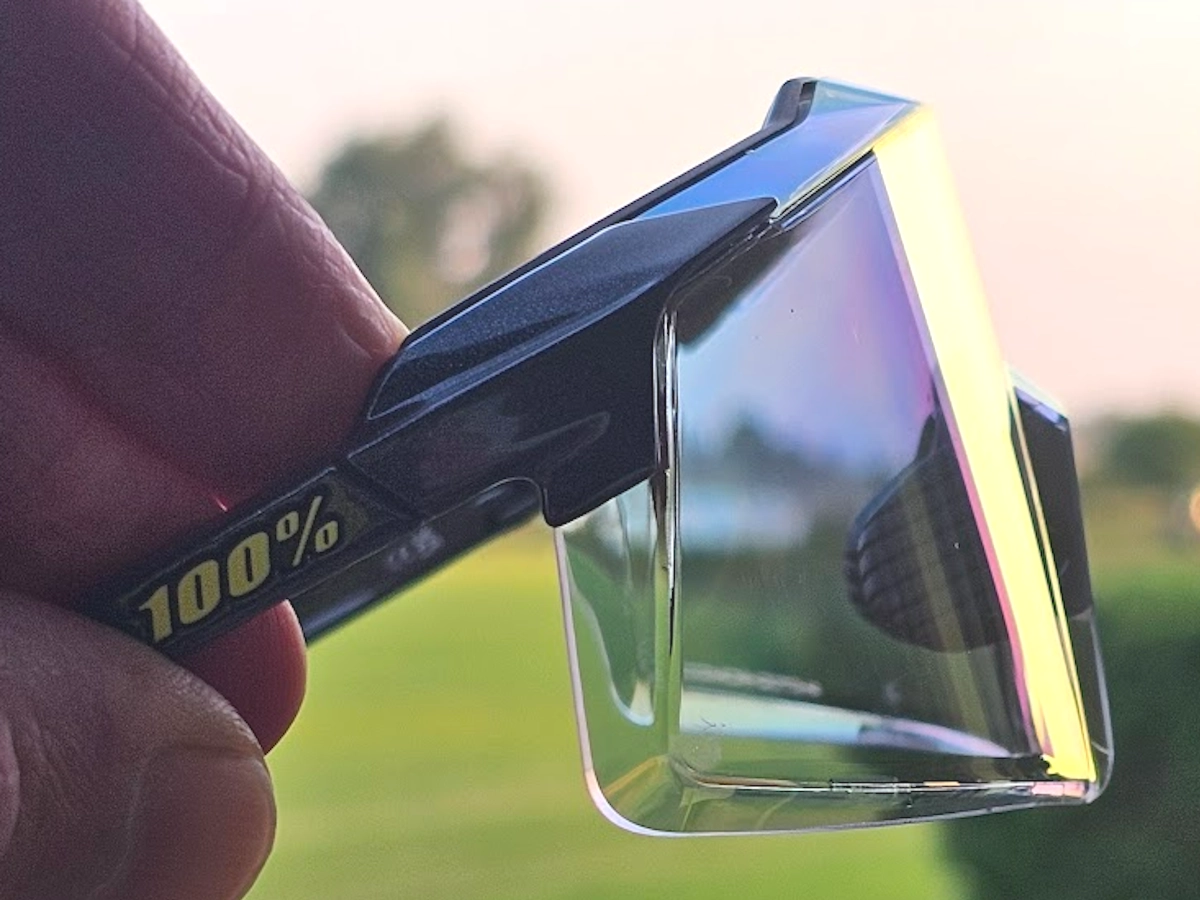 Zijkant van de 100% Aerocraft sportbril, close-up