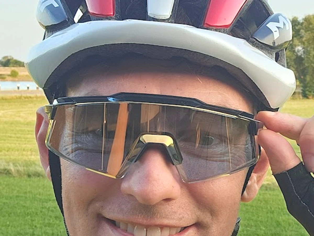 100% Aerocraft sportbril op hoofd met helm, vooraanzicht