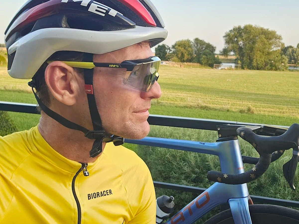 100% Aerocraft sportbril gedragen met fietshelm van opzij