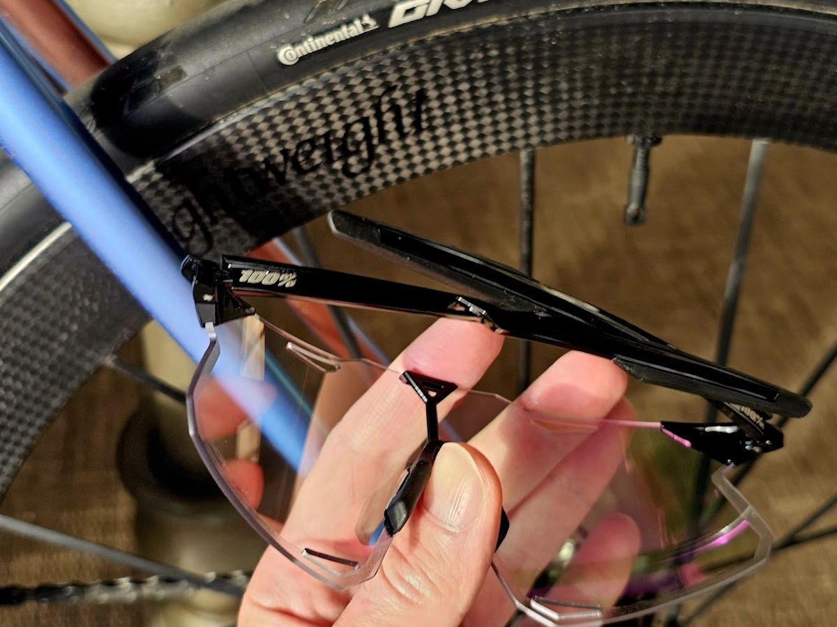 100% Hypercraft fietsbril naast racefietswiel