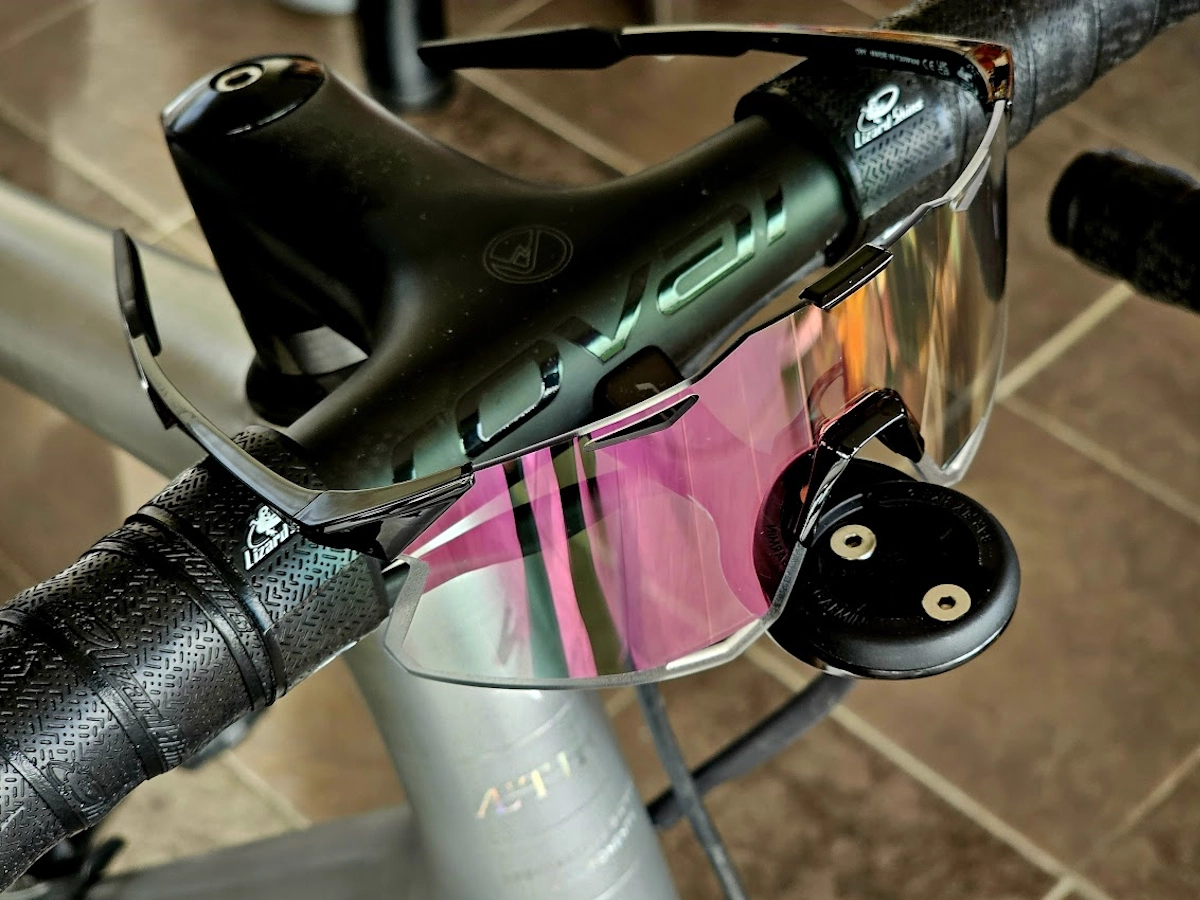 100% Hypercraft fietsbril op stuur van Specialized Aethos