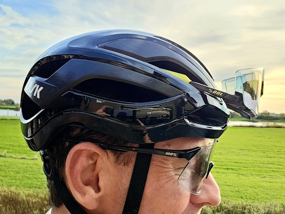 Zijkant van de 100% Hypercraft fietsbril tijdens het fietsen