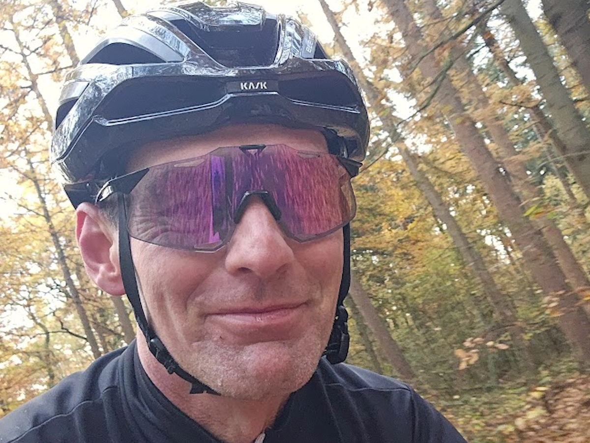 100% Hypercraft bril tijdens hardlopen op bospaadjes met fotochromatische lens