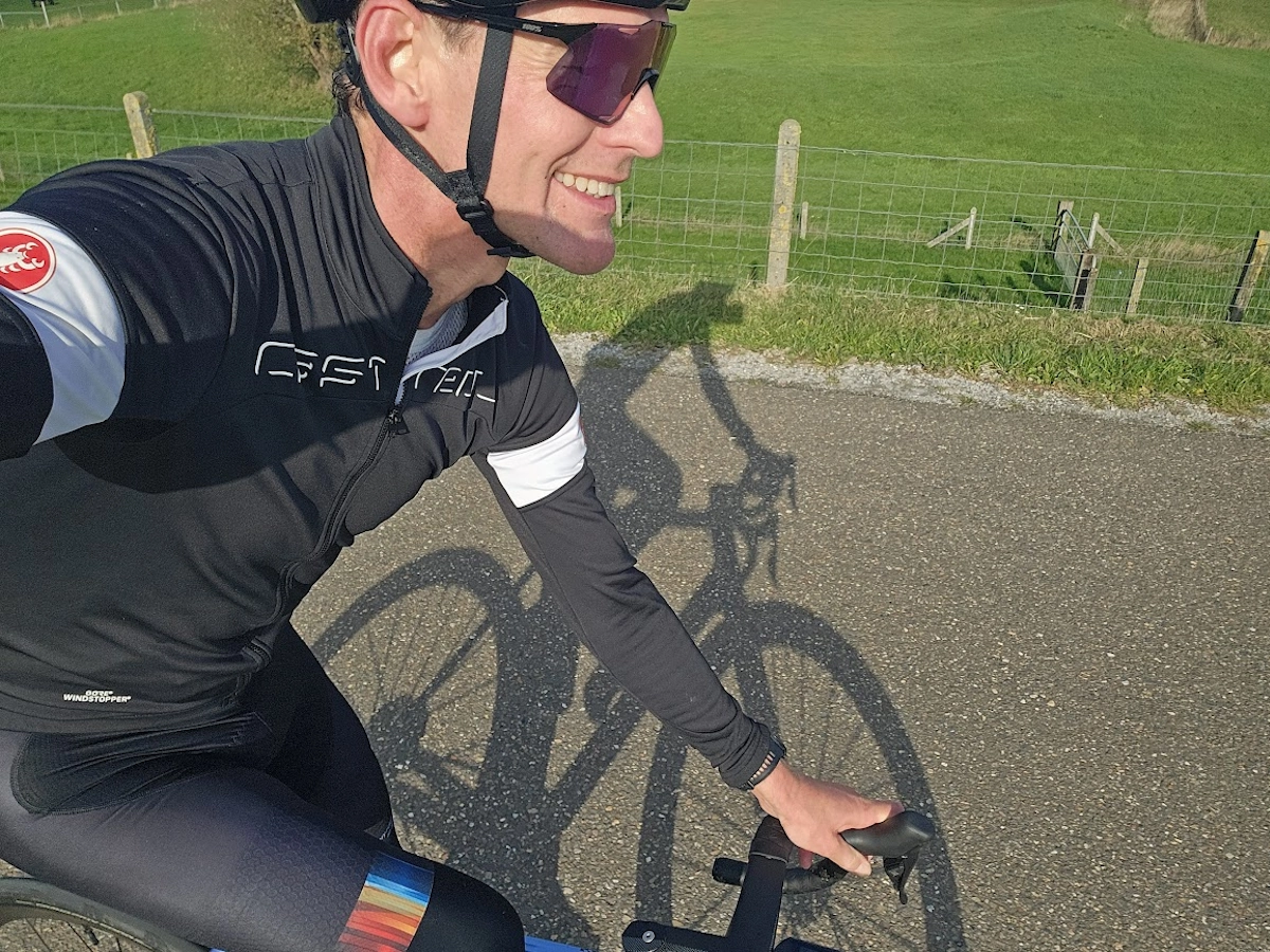100% Hypercraft bril tijdens het wielrennen met optimale ventilatie en pasvorm