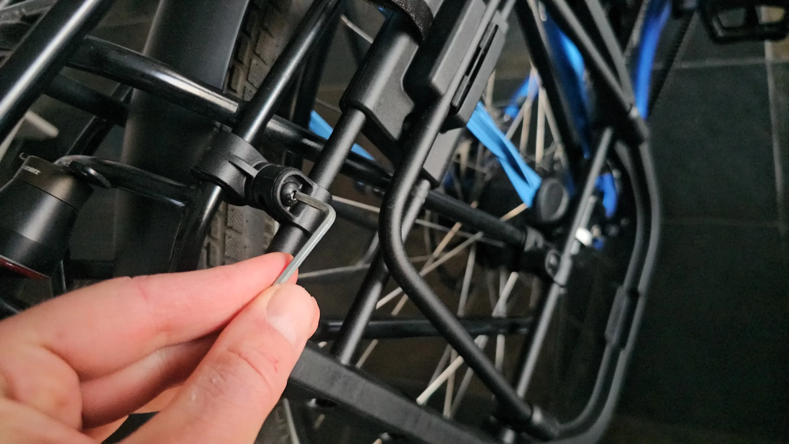 Thule InLock systeem gemonteerd op bagagedrager van fiets