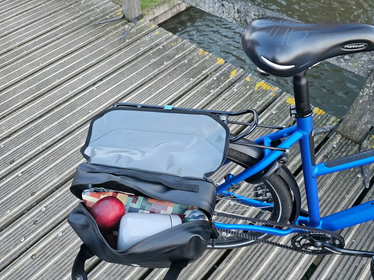 Achteraanzicht van Thule Shield fietstas op bagagedrager