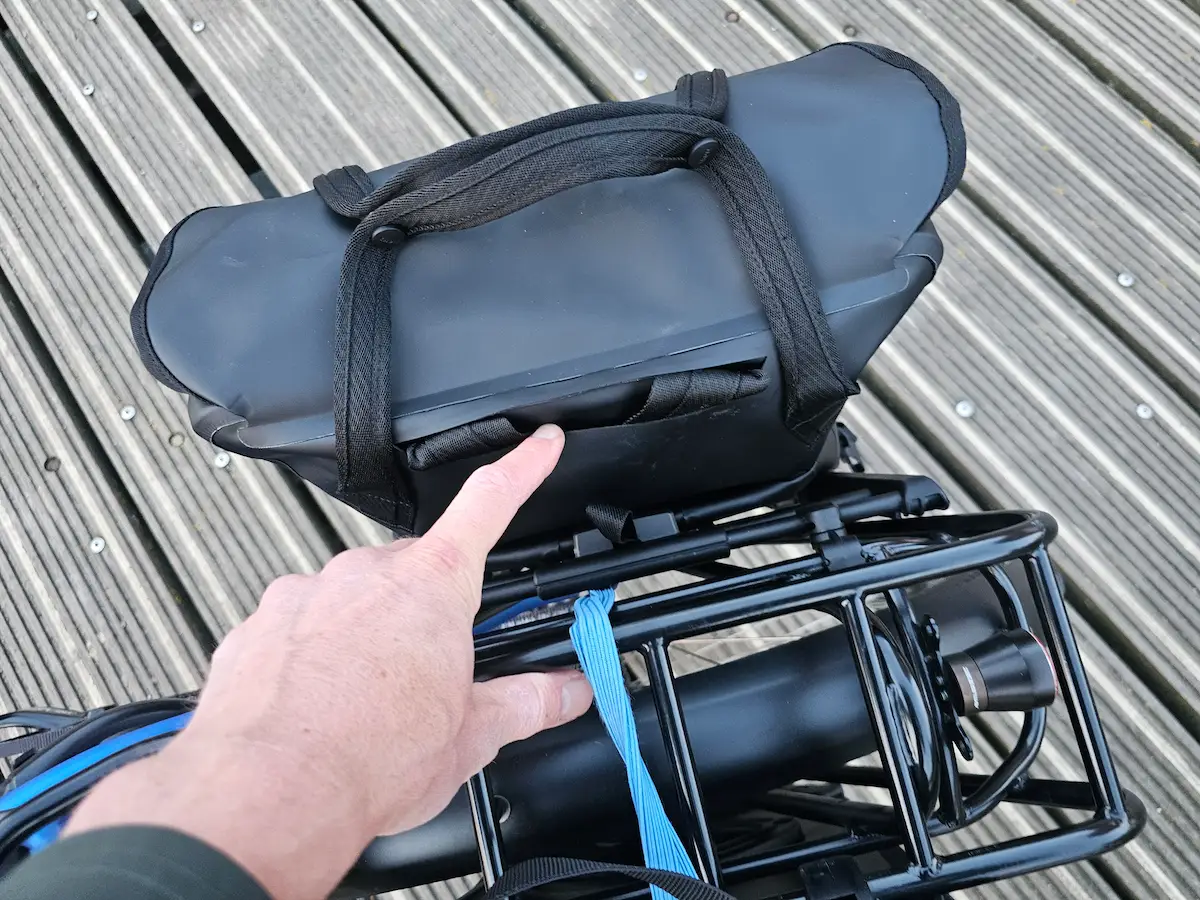 Thule Shield tas bevestigd aan InLock systeem tijdens test