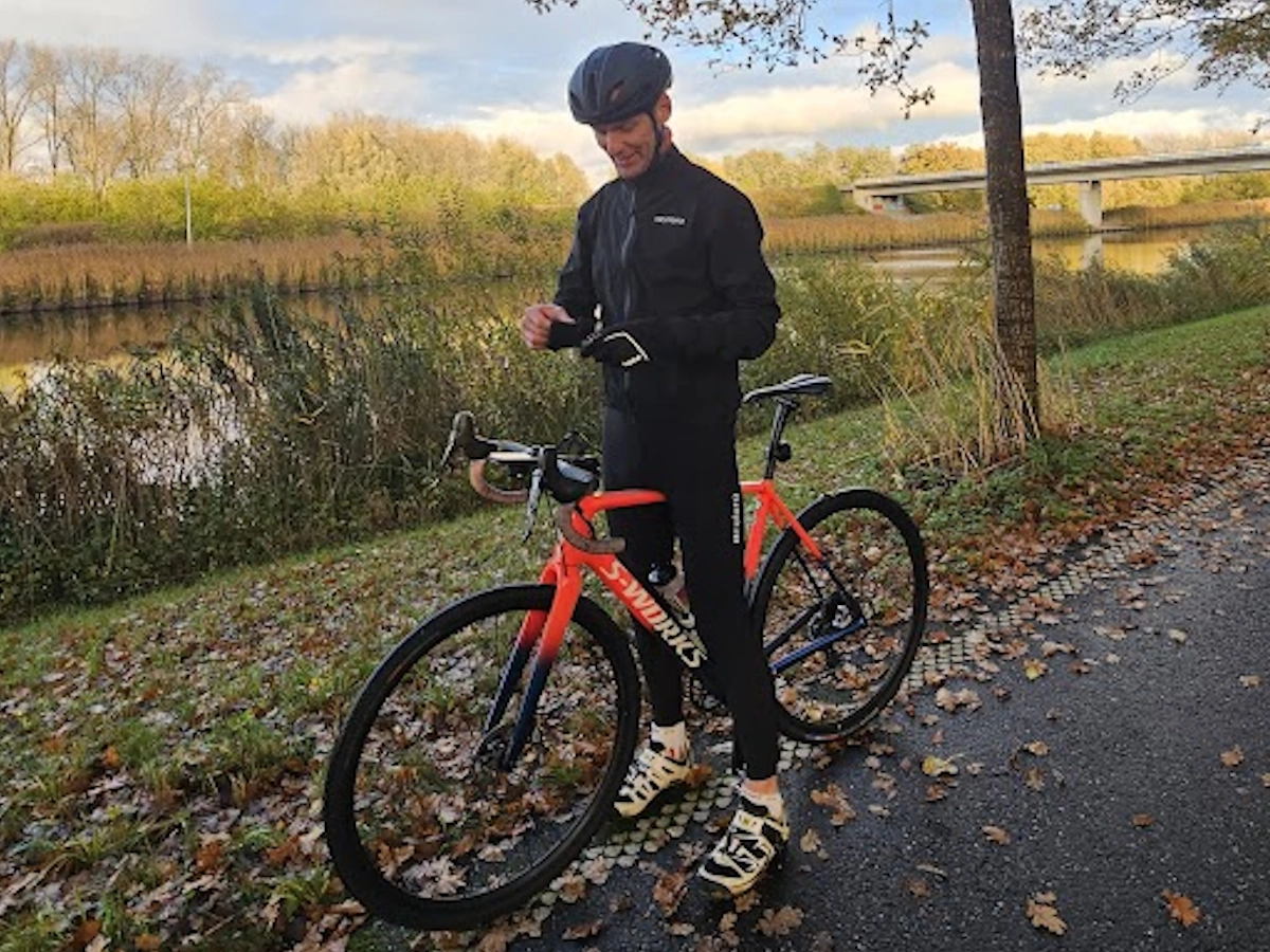 Acelera regenjack gedragen tijdens gravelrit met fiets