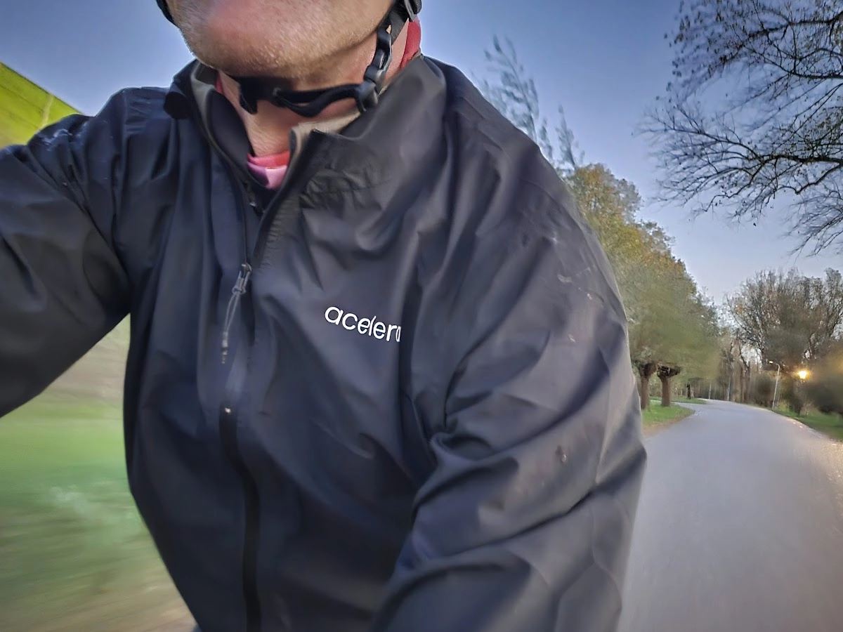 Acelera regenjack voor fietsers in regenachtige omstandigheden