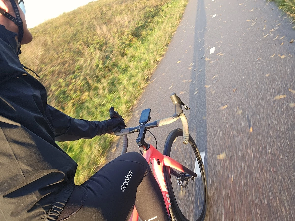 Acelera regenjack en fietsbroek tijdens een gravelrit