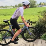 Ale-fietsshirt-en-fietsbroek-in-fietshouding-op-mijn-racefiets