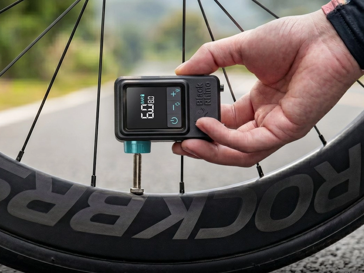 Compacte elektrische fietspomp onderweg tijdens het wielrennen
