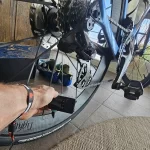 Test Black Rhino AeroBoost TM-2 - Mini elektrisch fietspompje voor onderweg Elektrische-mini-fietspomp-test-Black-Rhino-oppompen-band-aanzicht