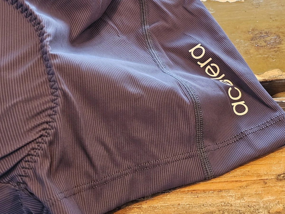 Detail van de zeem in de Acelera fietsonderbroek met comfortabele voering