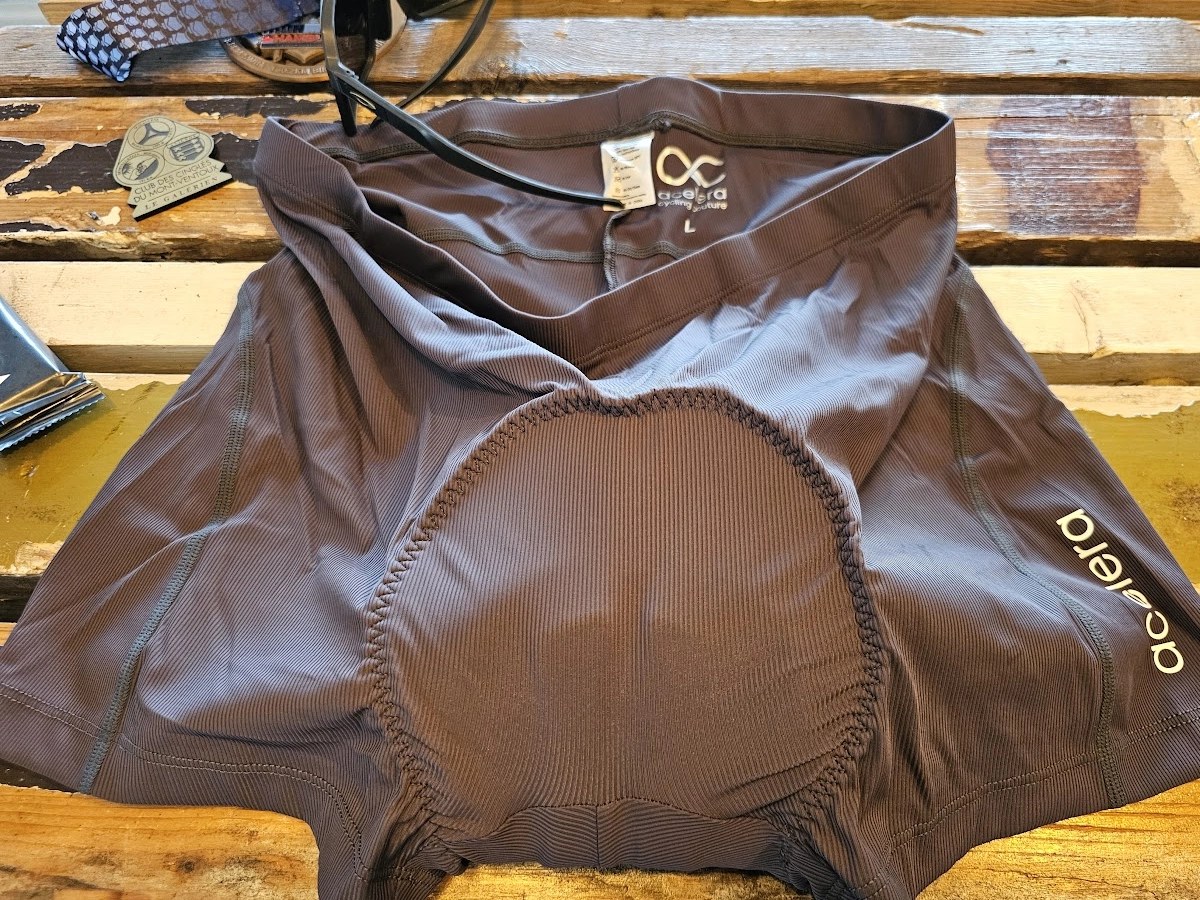 Voorzijde van de Acelera fietsonderbroek met zeem voor heren en dames