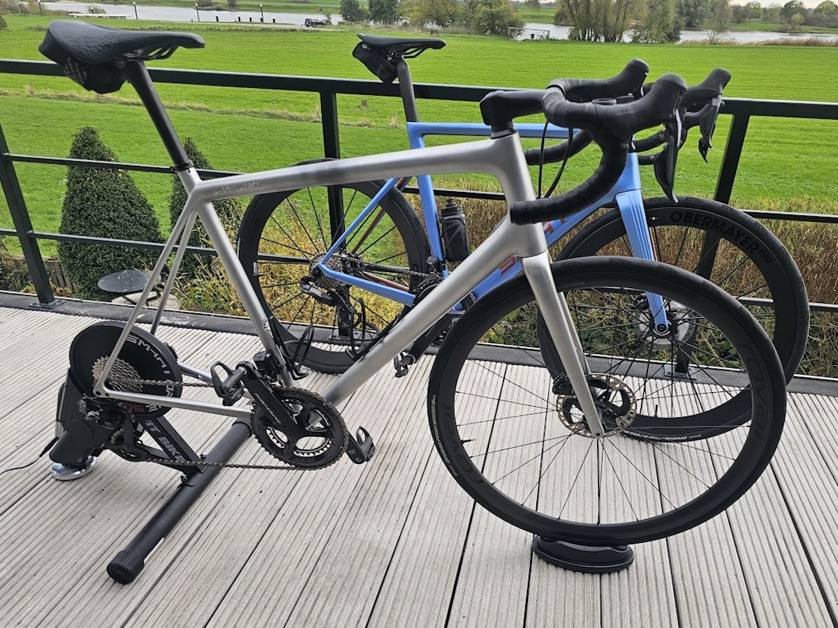 FitBike Smart Drive 50 fietstrainer getest naast Sarto racefiets