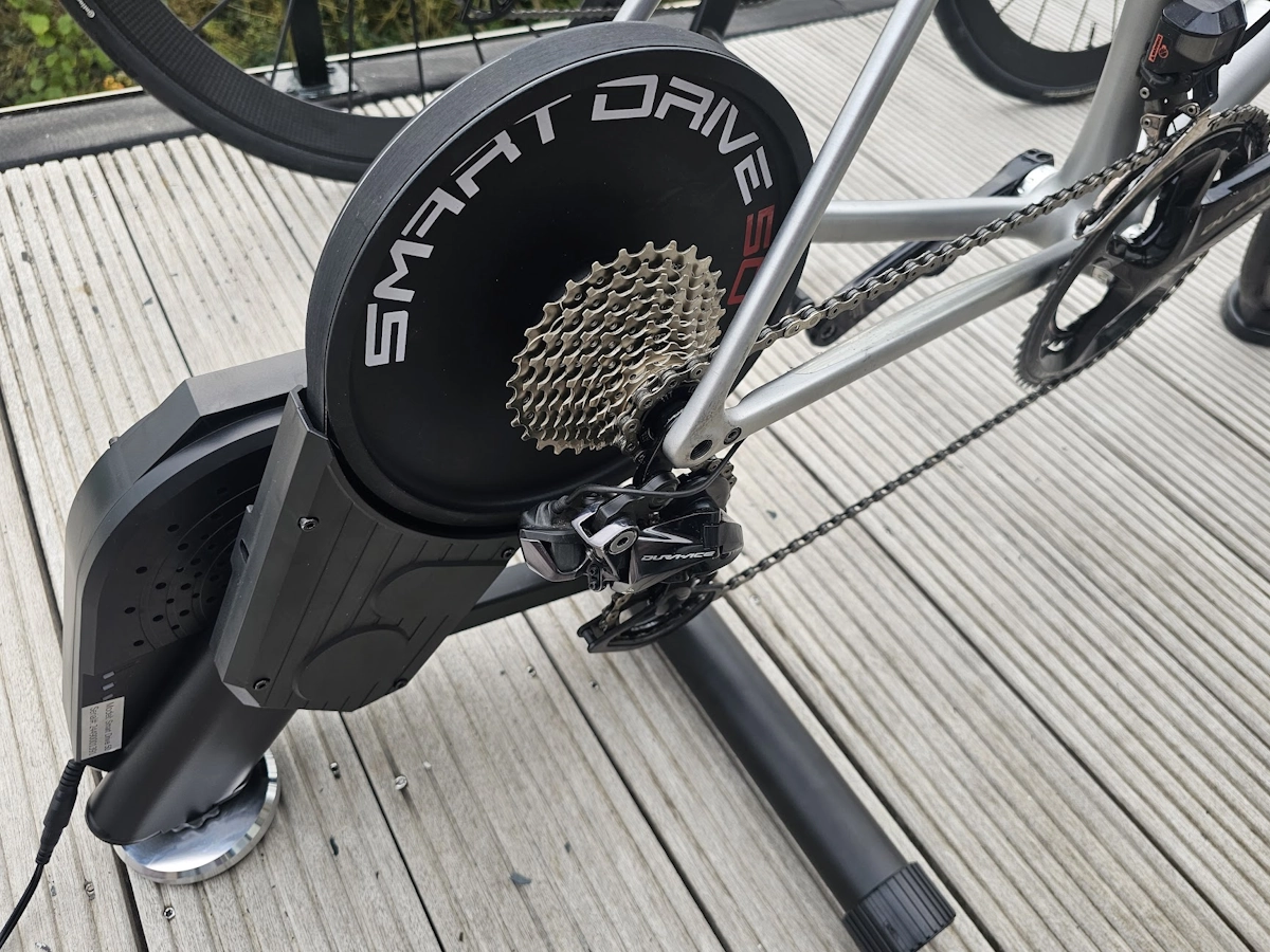 FitBike Smart Drive 50 met racefiets tijdens het fietsen, achterbrug gemonteerd