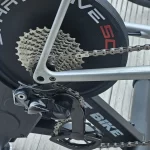 FitBike Smart Drive 50 Test - Betaalbare binnentrainer Fitbike-smart-drive-50-met-racefiets-erop-closeup