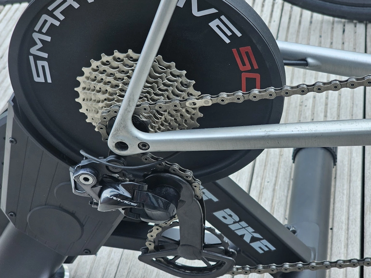 Close-up van de FitBike Smart Drive 50 met racefiets gemonteerd