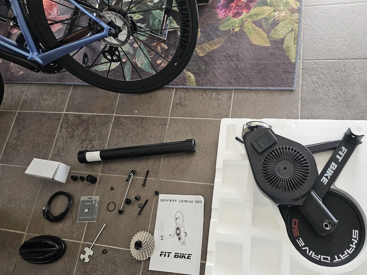 Onderdelen van de FitBike Smart Drive 50 uitgestald op de vloer