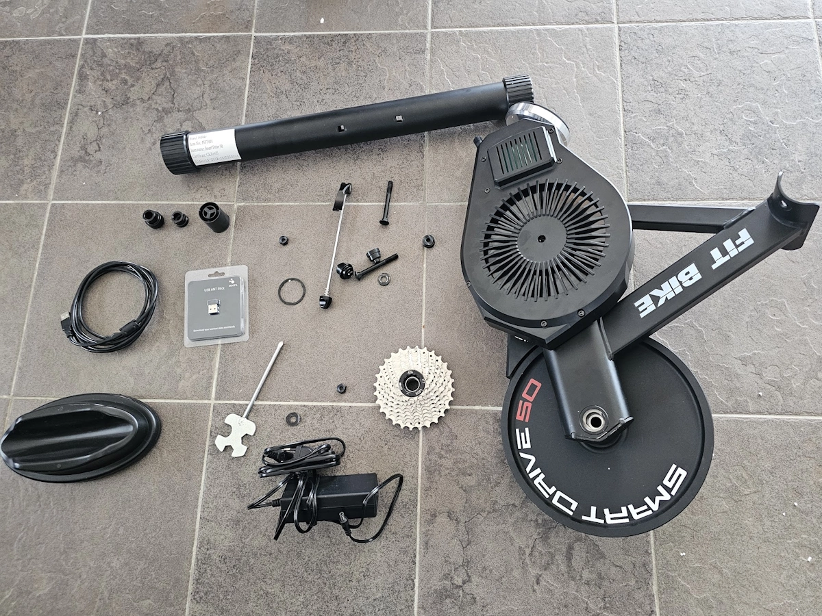 Inhoud van de doos van de FitBike Smart Drive 50 fietstrainer