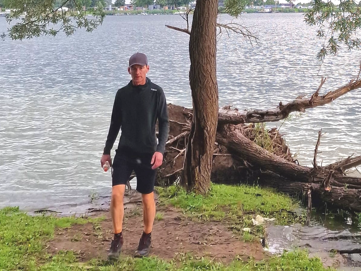 Fusion sport- en leisurekleding in natuurlijke setting