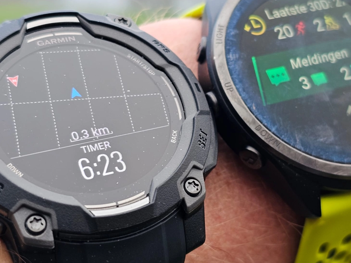 Garmin Instinct 3 naast de Garmin 965 sporthorloge