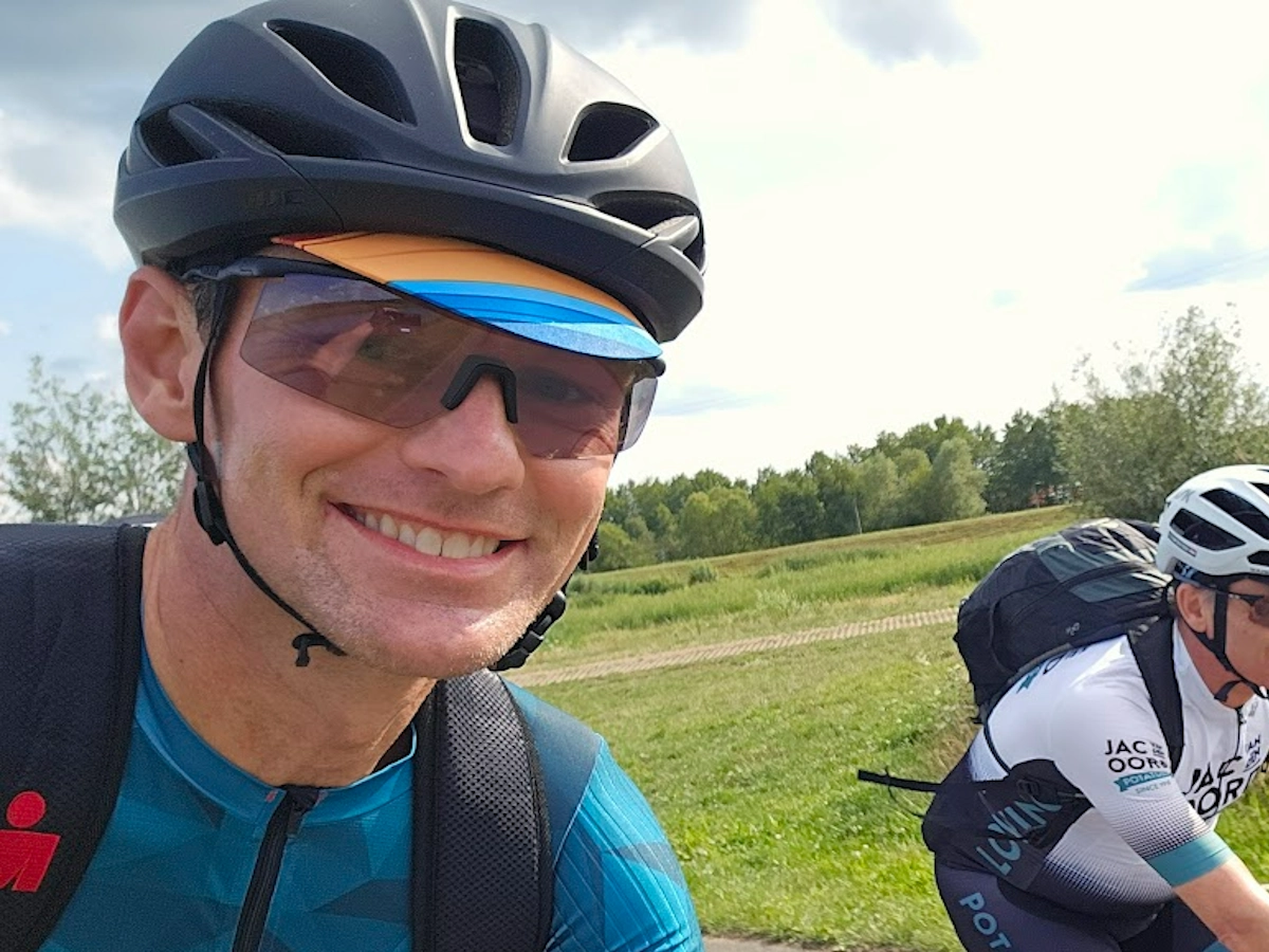 Fietser met ILEVE District No. 5 sportbril tijdens het fietsen