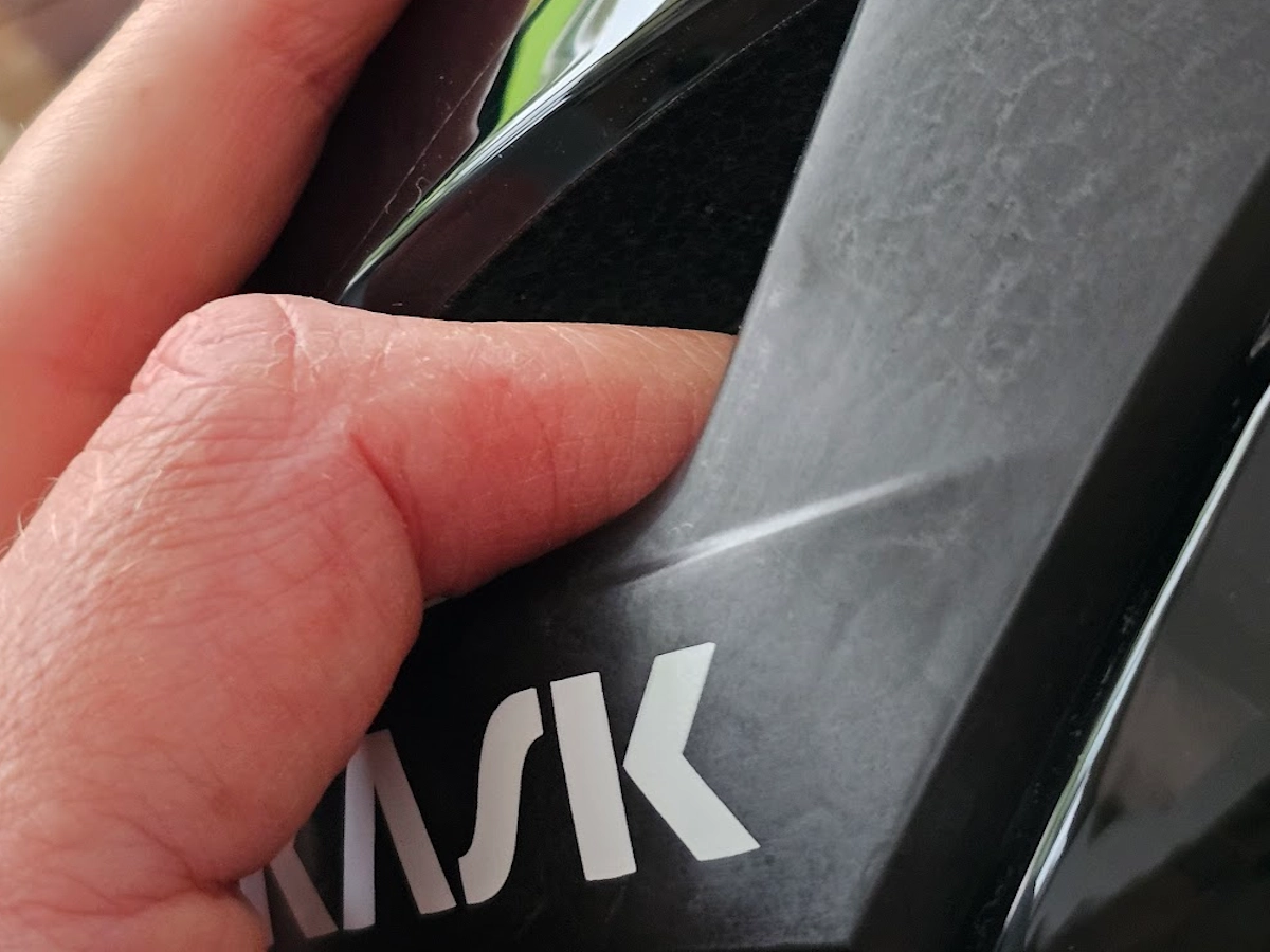 Detail van de Kask Elemento helm in carbon uitvoering
