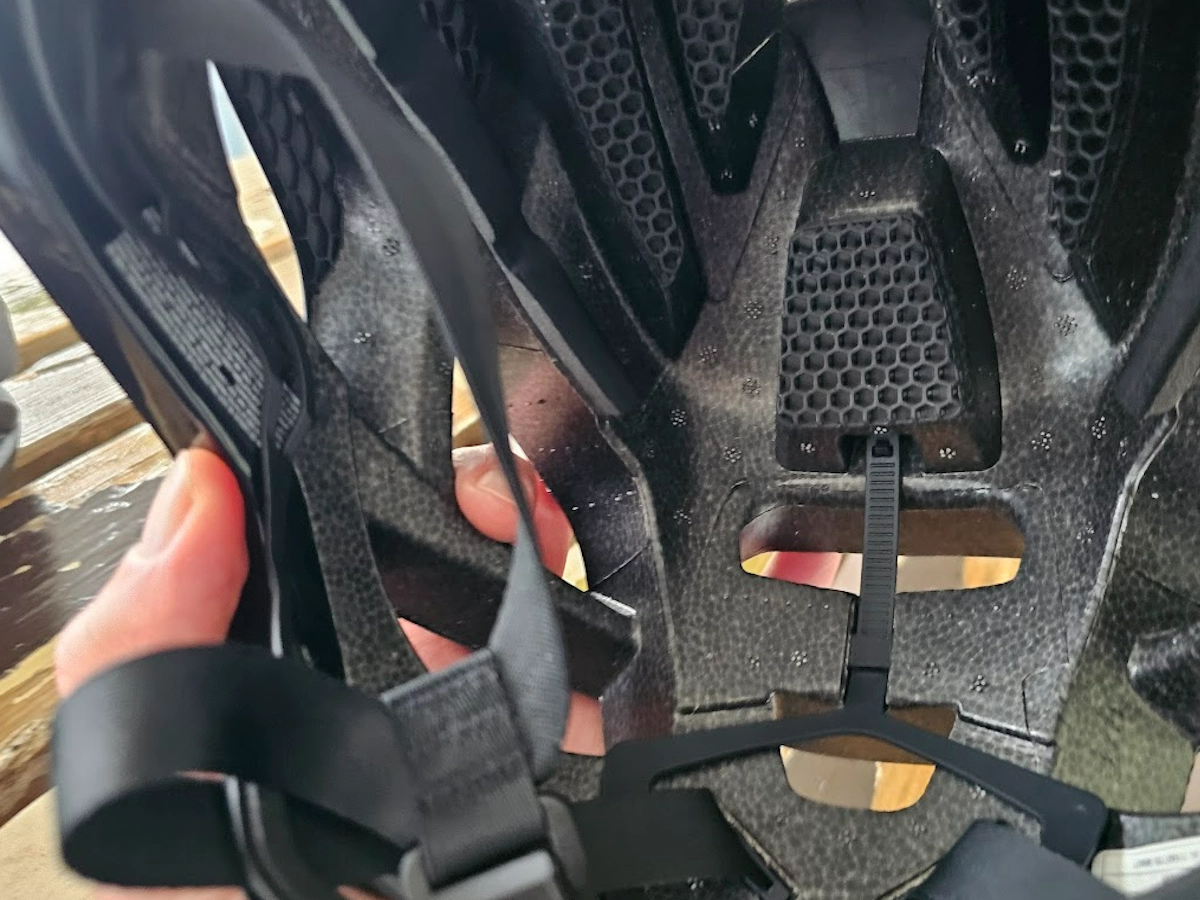 Binnenzijde van de Kask Elemento helm met Fluid Carbon 12 constructie