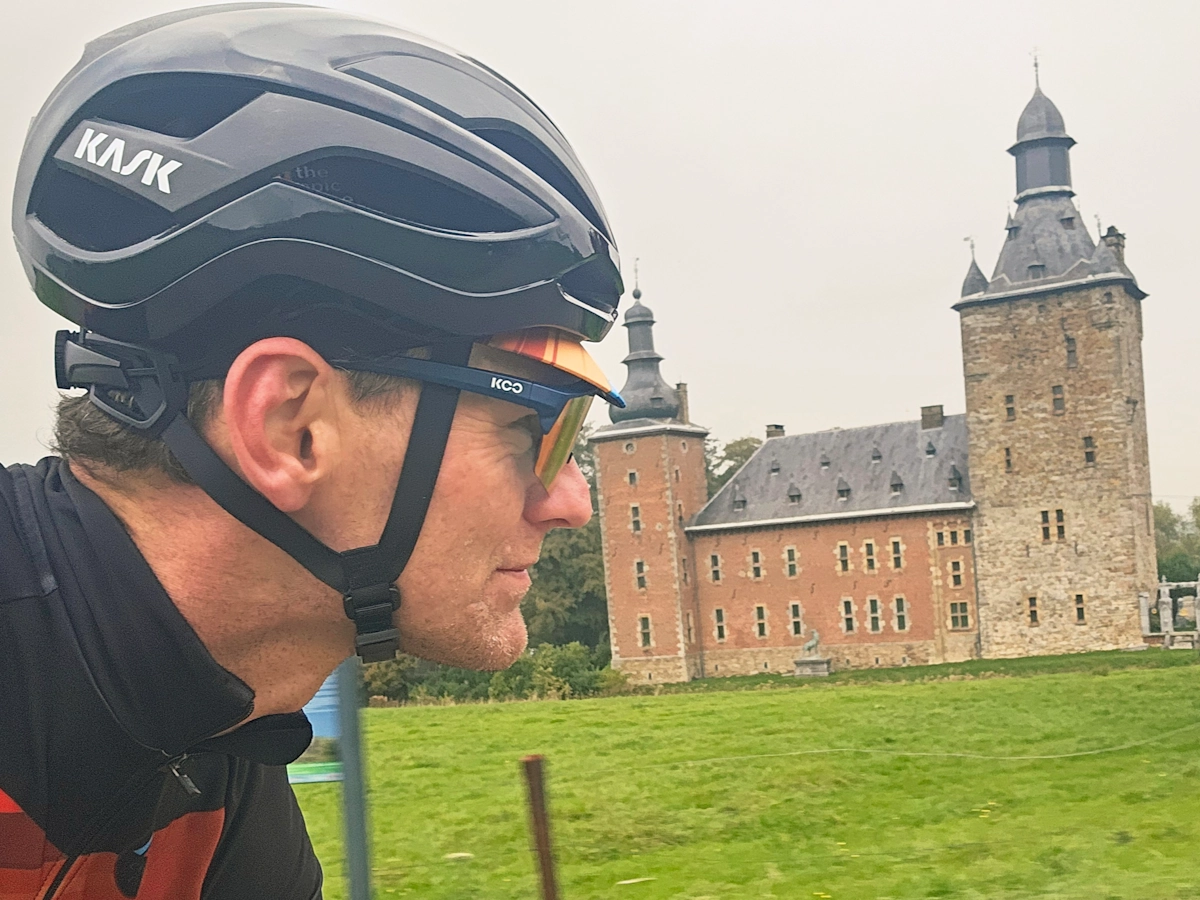 Kask Elemento bij het wielrennen in Limburg