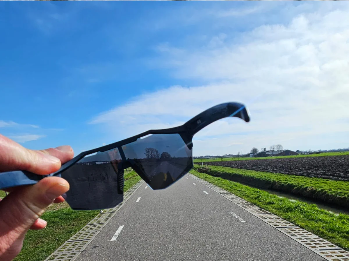 Fietsbril fotochromatisch met zon erop donker