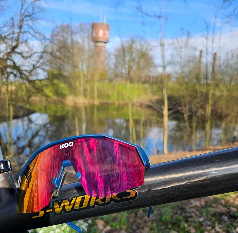 Donker geworden lenzen van een sportbril vol in de zon