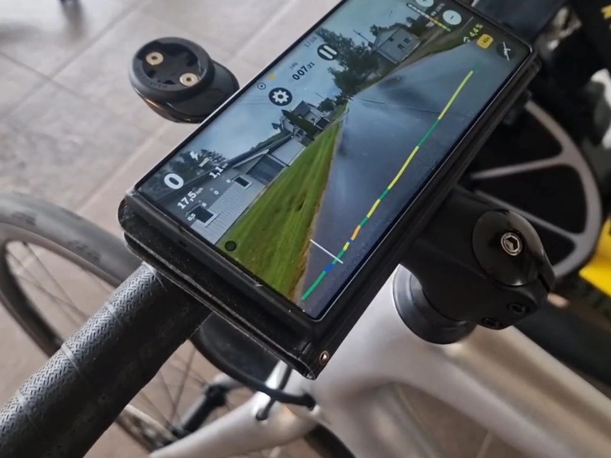 Kinomap trainingsapp gebruiken tijdens indoor fietstraining op smartphone