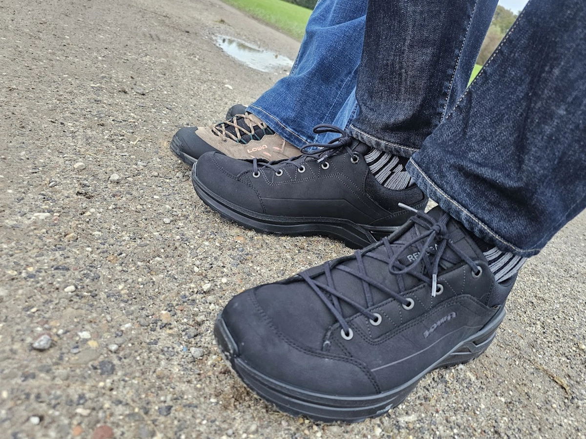 Lowa Renegade Low wandelschoenen getest buiten door Wielrenner.eu