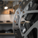 Metalen remblokken gemonteerd? Waarom deze populaire upgrade je remschijf vernielt Metalen remblokken gemonteerd? Waarom deze populaire upgrade je remschijf vernielt