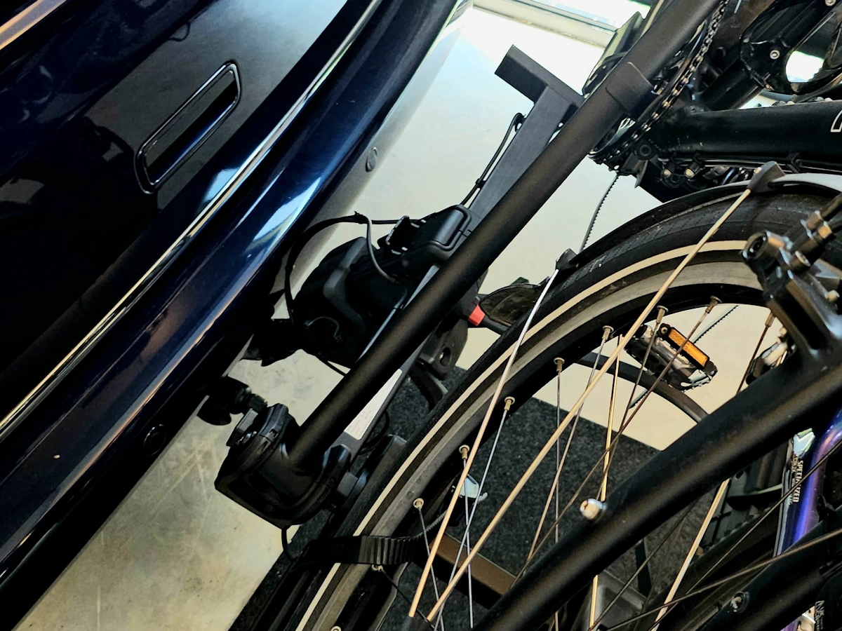 Thule OutPace fietsendrager wordt op trekhaak gemonteerd