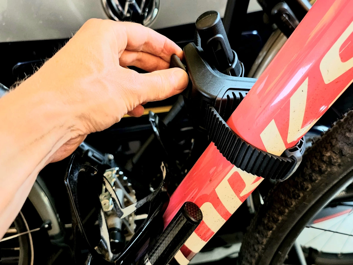 Montage van fiets op Thule OutPace fietsendrager