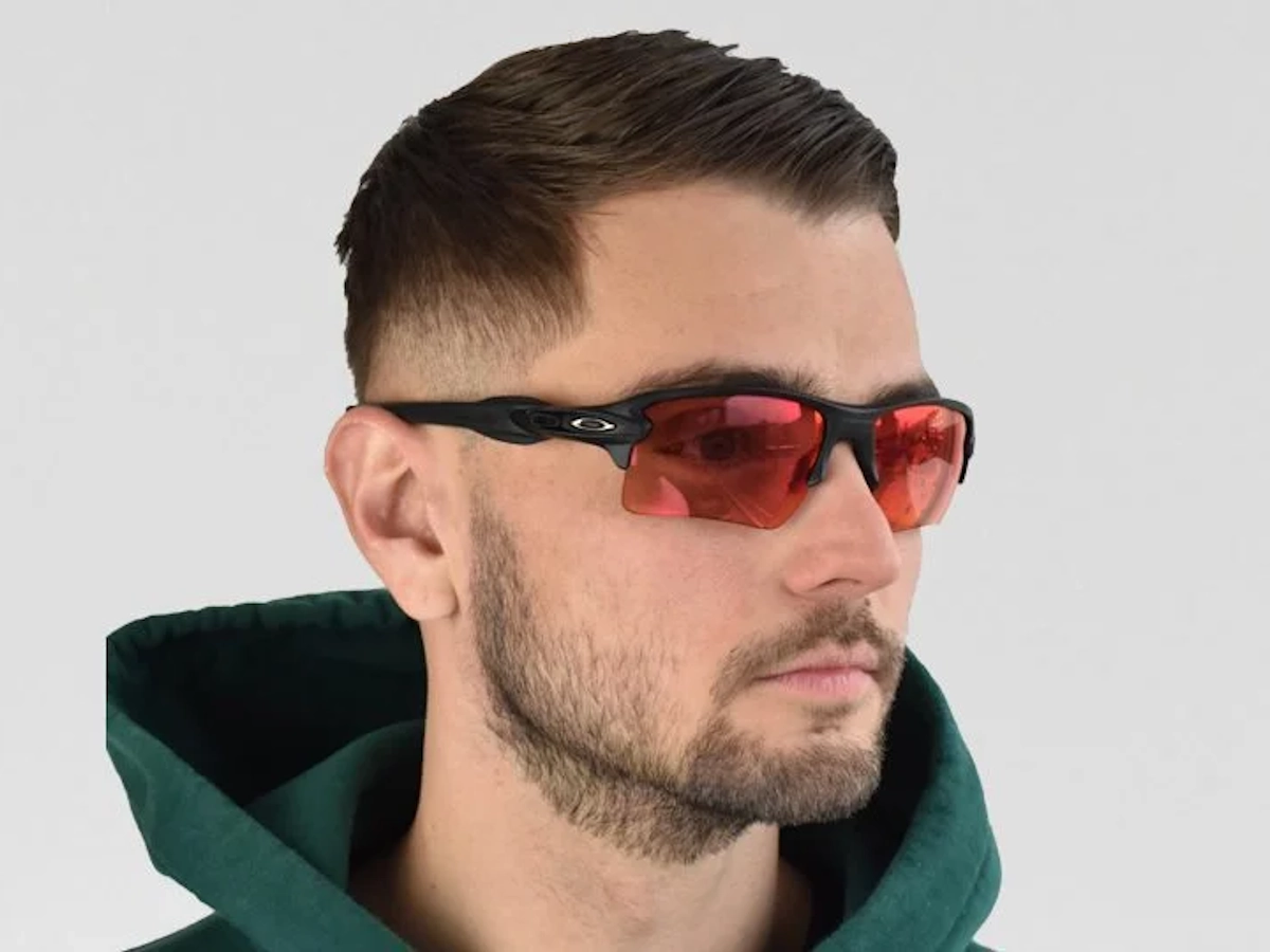 Oakley Flak 2.0 dure sportbril met geslepen glas op gezicht sporter