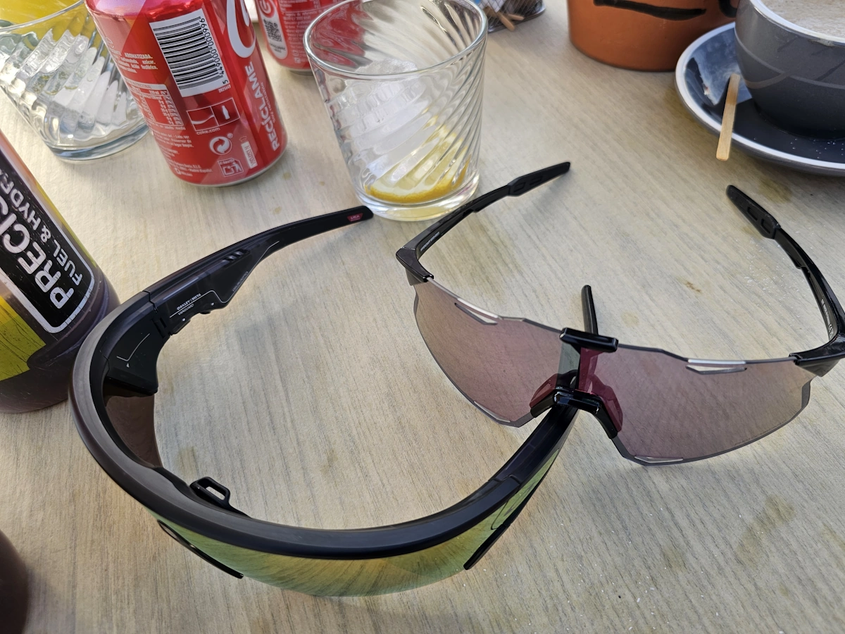 Vergelijking bovenzijde, pasvorm en gewicht van Oakley Vanguard Meta AI Prizm en 100% fietsbril