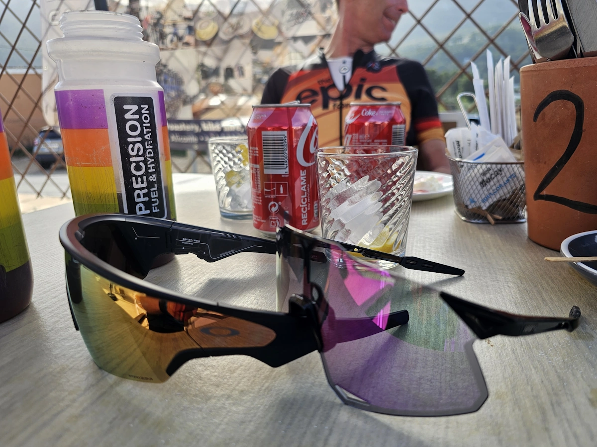 Oakley Vanguard Meta AI Prizm fietsbril vergeleken met 100% fietsbril