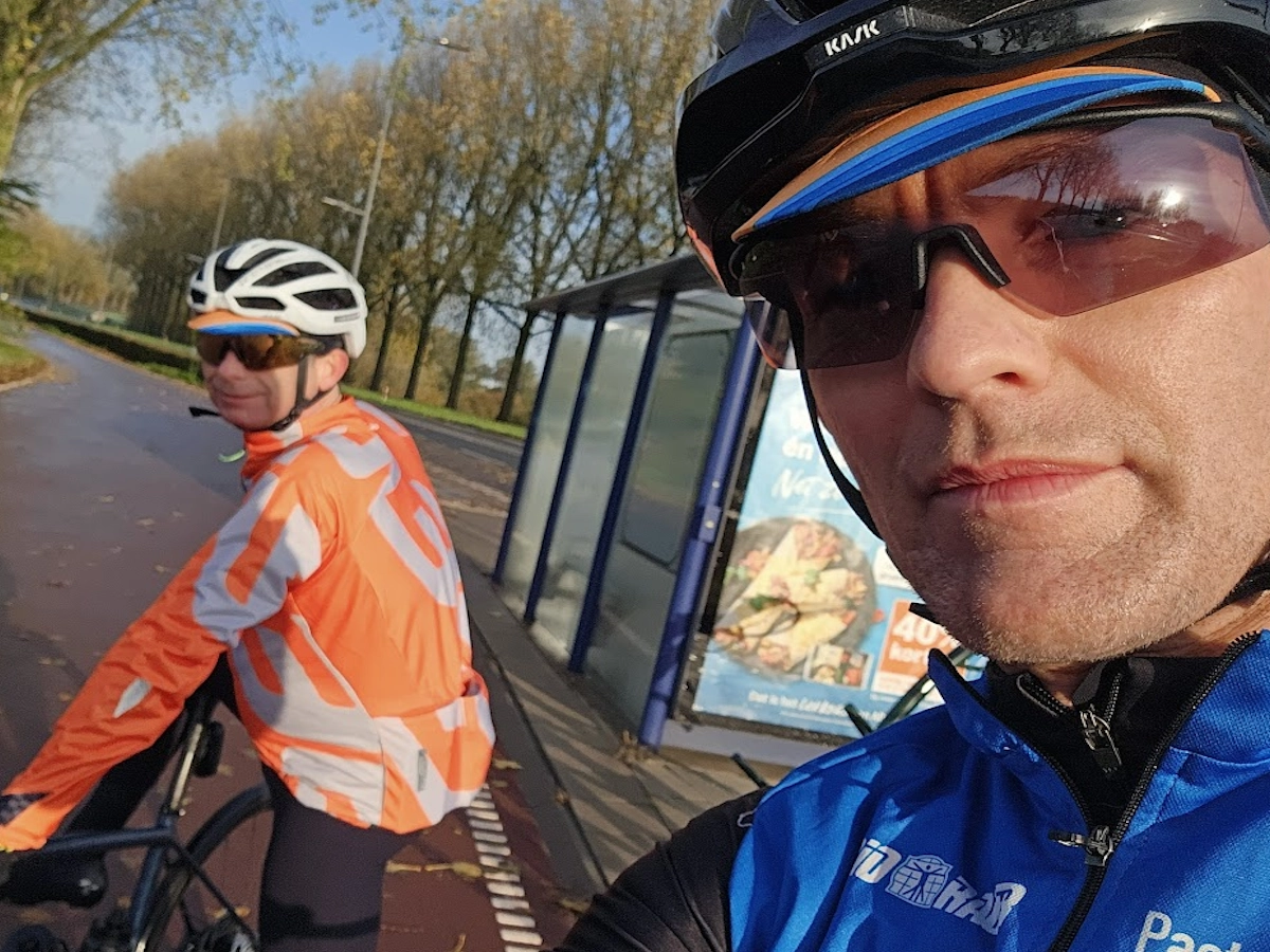 Oakley Vanguard Meta AI Prizm camera fietsbril in actie tijdens het fietsen
