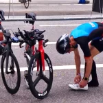 Peter bij racefiets bij Ironman Hamburg