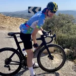 Hoe kies je een goede bidon voor het fietsen? Peter op fiets met bidon