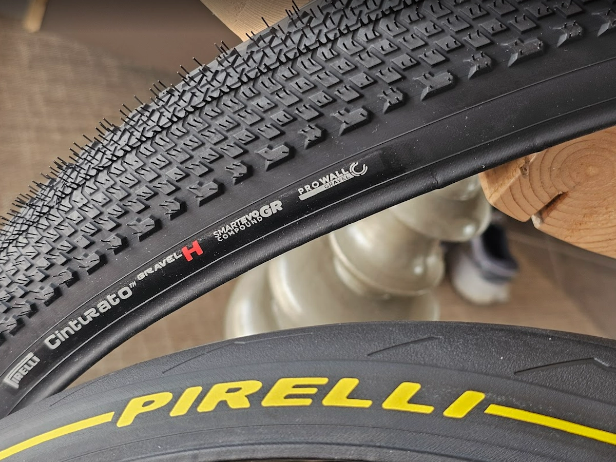 Pirelli racefietsband naast gravelband