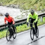 Rogelli-core-regenjack-dame-en-heer-aan-het-fietsen