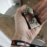 SKS TOM 22 Test & Review: compacte multitool met opvallend veel functies voor onderweg SKS-TOM-22-multitool-mini-gereedschap-fiets-in-hand