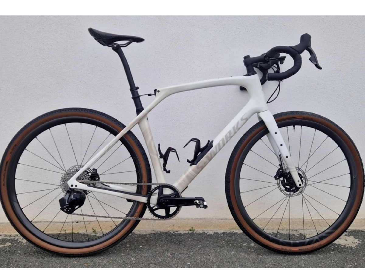 Volledig geveerde gravelbike met focus op comfort en controle op ruwe gravelwegen