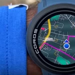 Sporthorloge-Navigatie–Coros-Pace-Pro-om-arm-met-menu